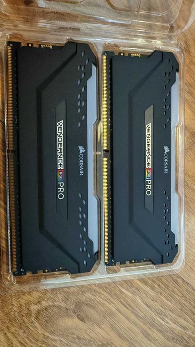 Рам памет CORSAIR Vengeance RGB Pro 16GB (2x8GB) DDR4 4000MHz