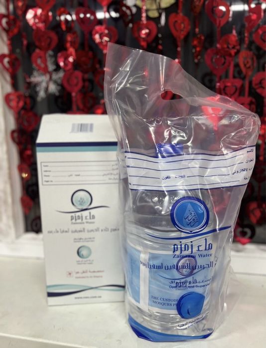 Зам-зам вода считается исцеляющей, богата кальцием и магнием