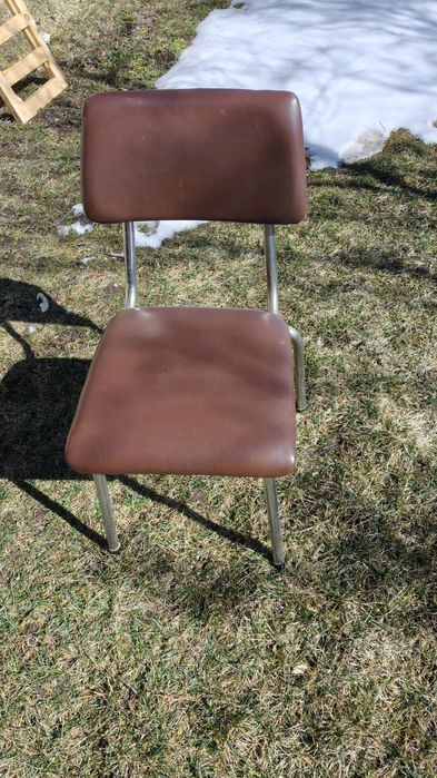Стари метални кожени столове