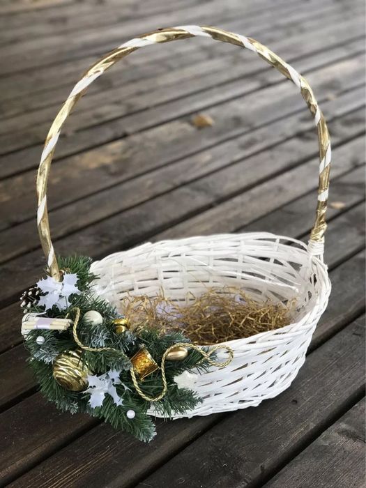 Плетеная корзинка в новогоднем оформлении большая