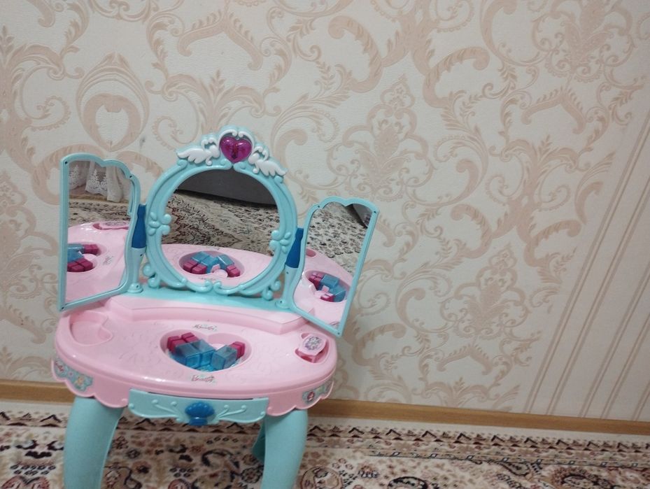 Столик с зеркалом