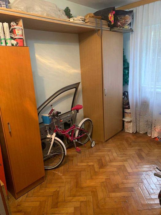 Apartament 3 camere de vânzare | Etaj 1 | Balcon | Geam la baie |