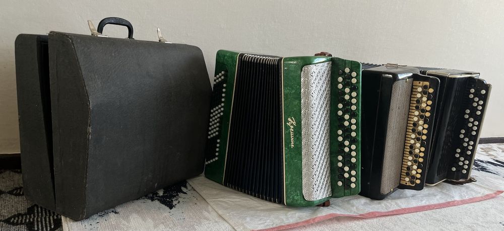 Продам баяны . 3шт .