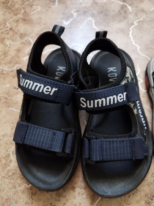 Кроссовки и сандали.