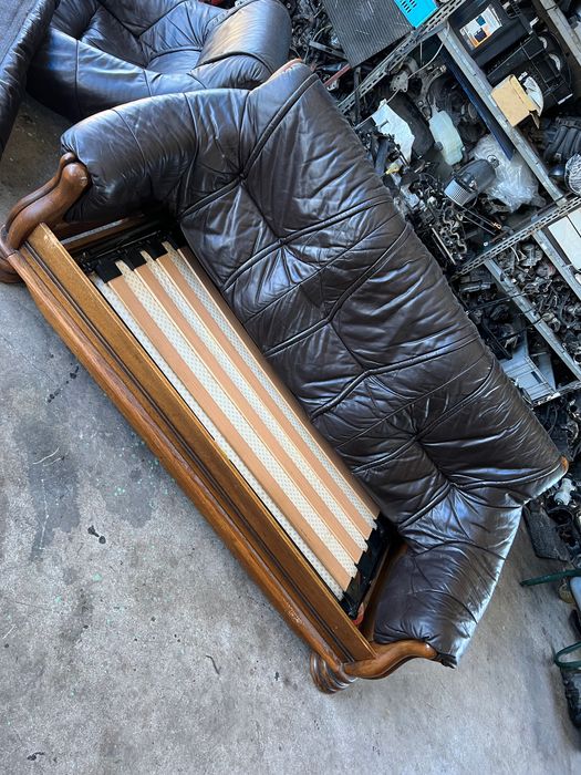 Разтегателен кожен диван