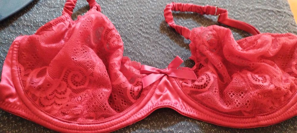 Sutien rosu cu dantela de la: Desiree! Marimea 85C! Purtat doar o data