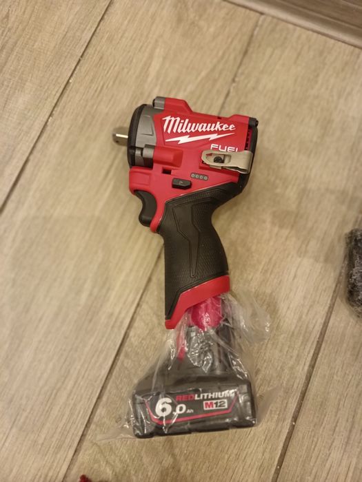 Impact milwaukee 2025 cu baterie de 6 ah