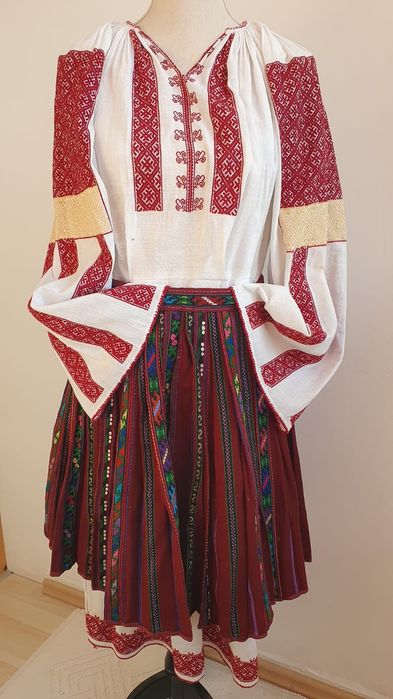 Costum popular (ie/camasa, valnic/fota/catrinta/opreg)