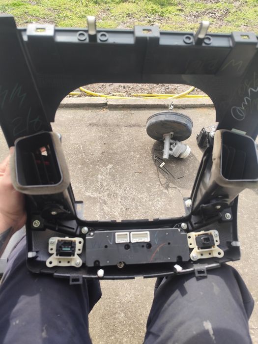 Централен Панел -Mitsubishi L200-2.5dci-174кс-2008г