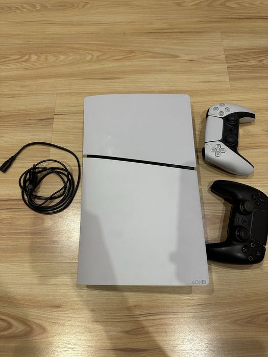 Playstation 5 + 2 джойстика и гаранция + кутия