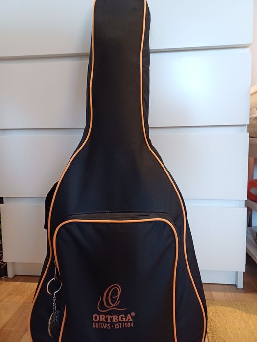 Chitara cu husa, suport de picior și suport partitura, ca noi