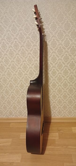 Продам обычную  гитару