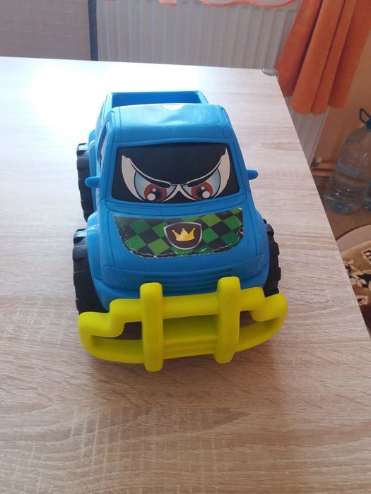 Masinuta Jeep,pentru copii,de plastic.Pret.20 lei.