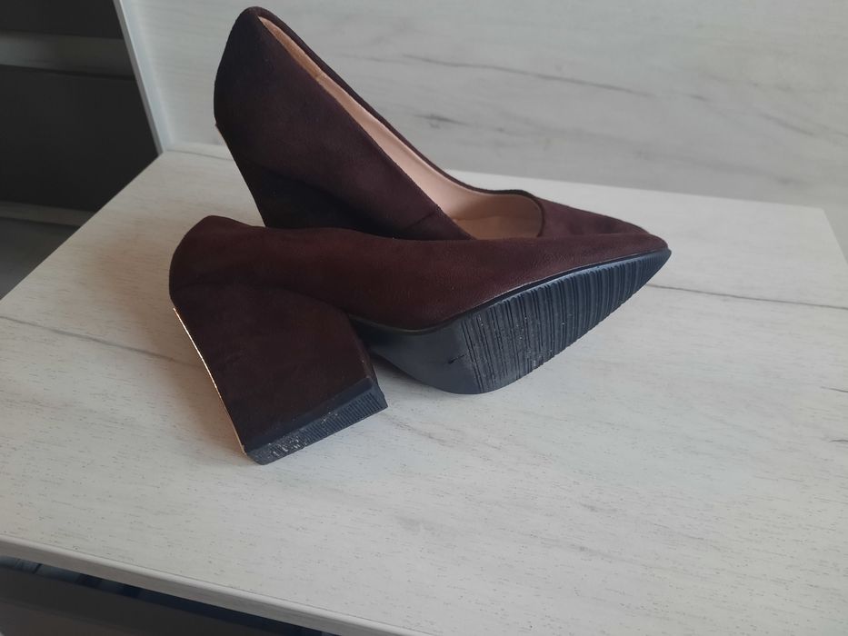 Дамски обувки на дебел ток