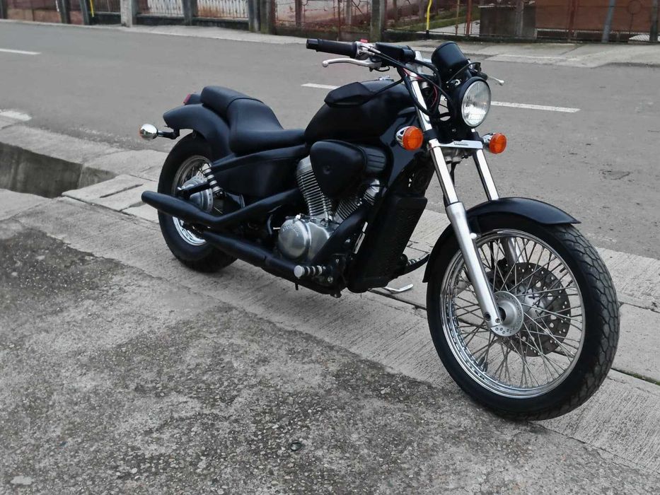 Honda Shadow VT 600 an 2000 cu 5 viteze negru mat