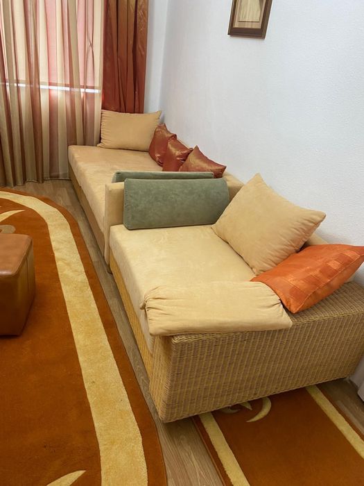 Vand mobila living completa (vitrina, canapea, covor, masuta si tabure