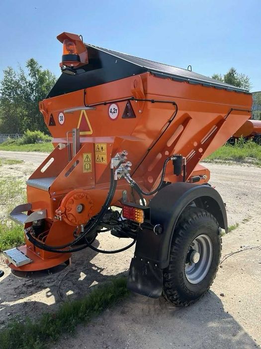 Пескоразбрасыватель прицепной