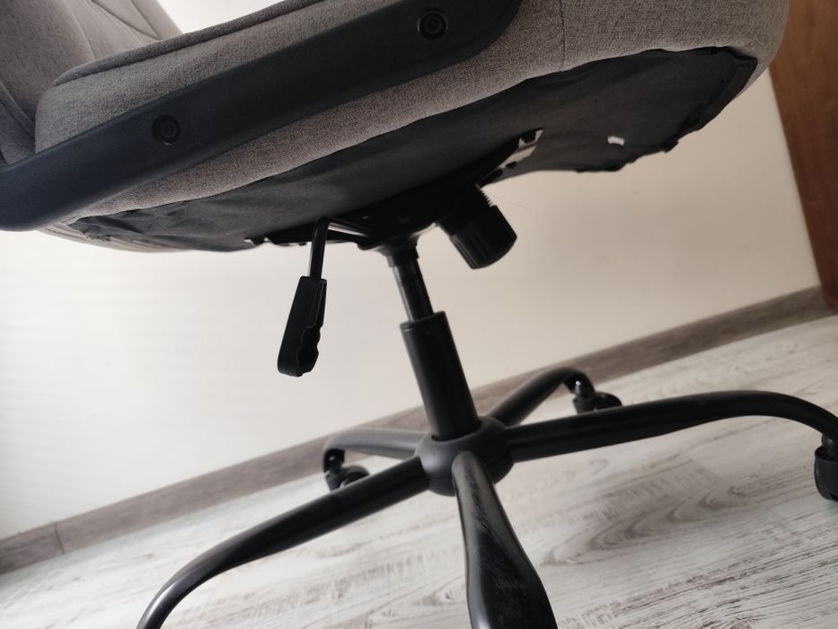 Офис стол с колеца jusk