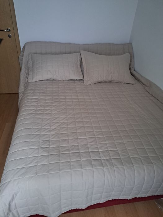 Cuvertura de pat ,noua cumpărată de la english home cu 2 fete de perna