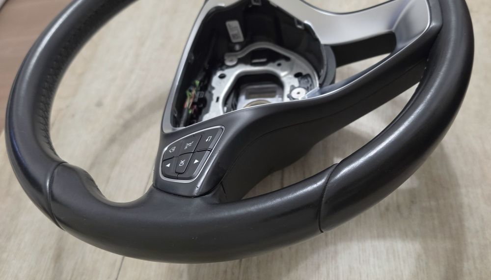 Volan Mercedes Benz pentru B class , C class , E class , GLC ,V class cu Airbag - stare foarte buna , fara defecte