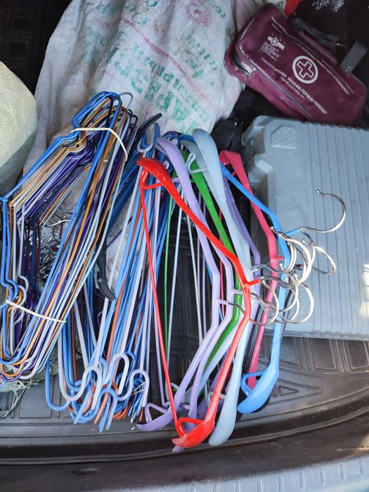 Продам плечики б/ у в отличном состоянии .