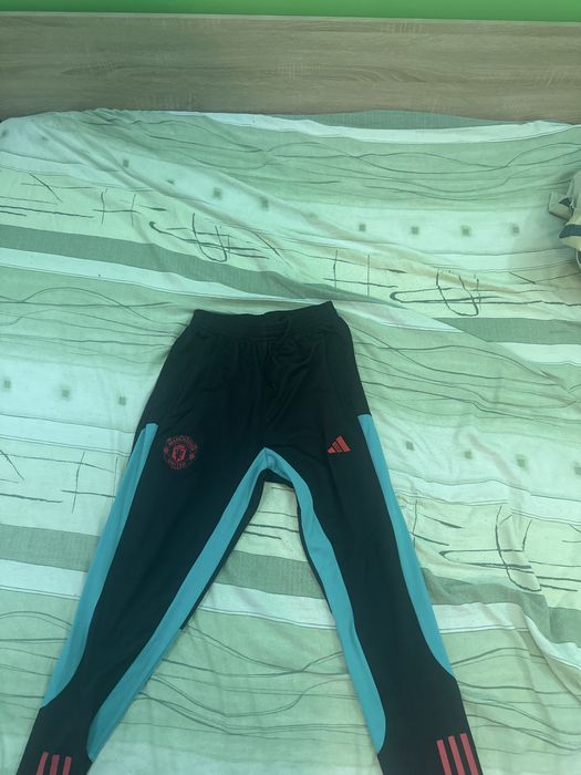 Спортно долнище на Adidas Manchester United(Размер L,но е умален)