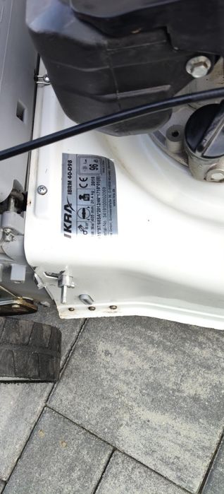 Vând mașina de tuns iarba