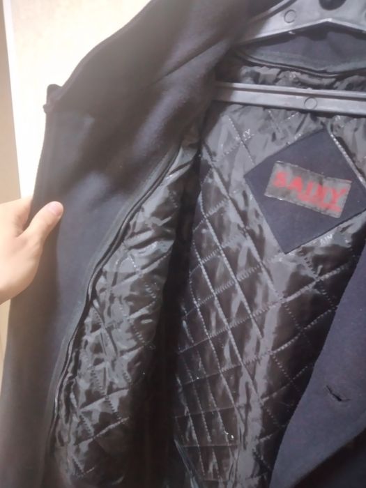 Теплое пальто с капюшоном темного цвета