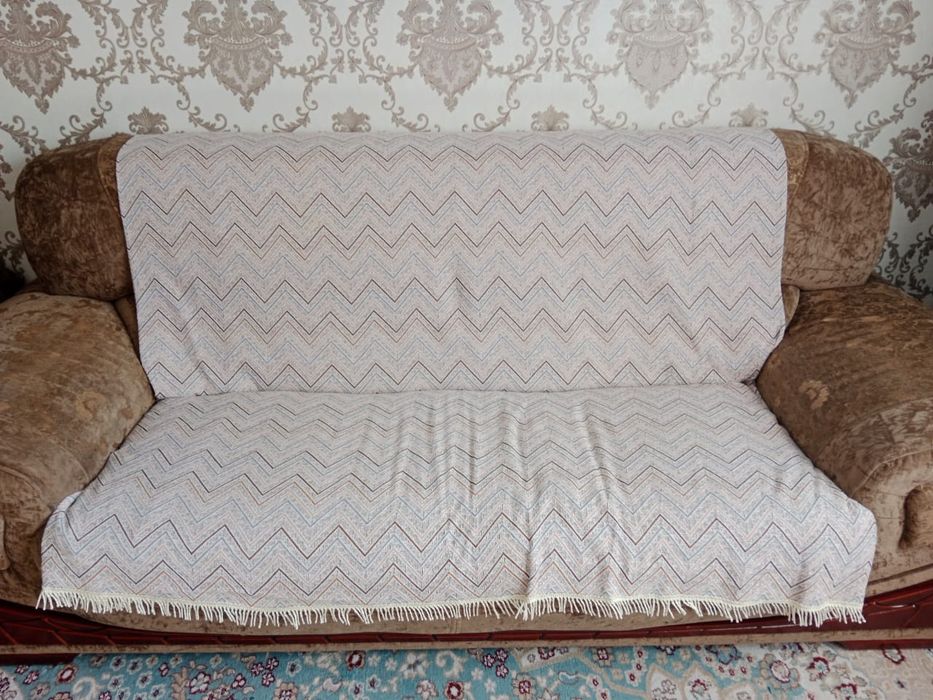 Продам диван с креслом.