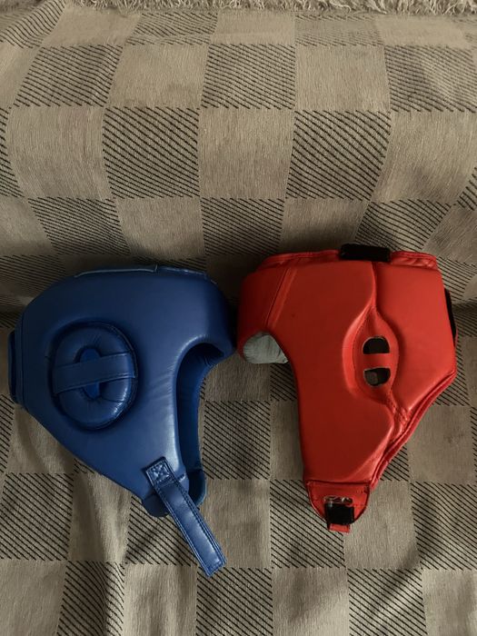 Боксёрский шлем и перчатки