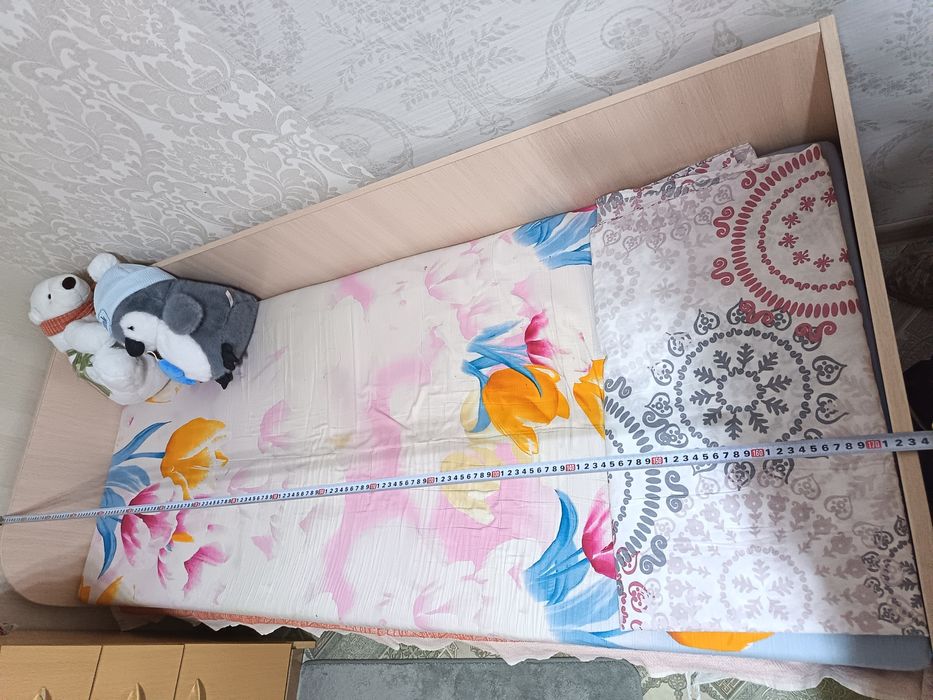 Подростковая кровать, хорошее качество, изьянов нету!