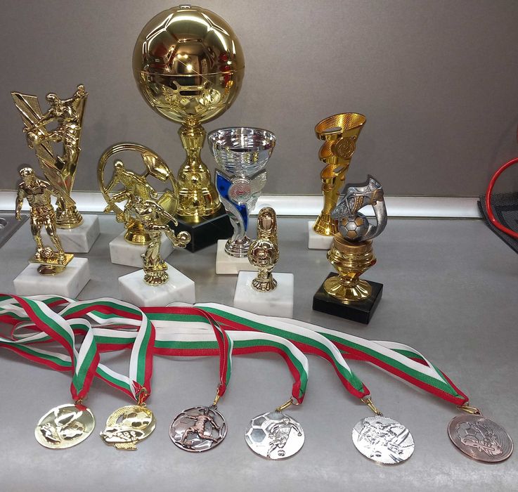 Футболни медали и купи