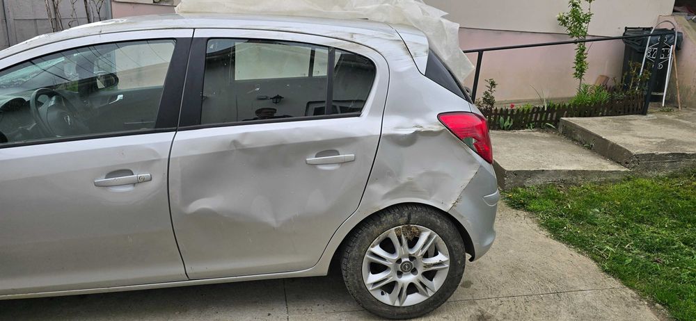 Opel corsa avariat