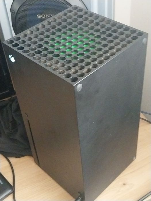 Vând Xbox seria x cu manetă albastră