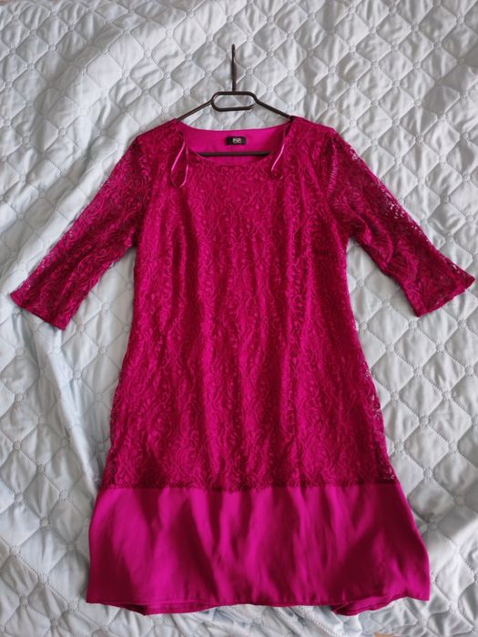 Цикламена рокля с дантела