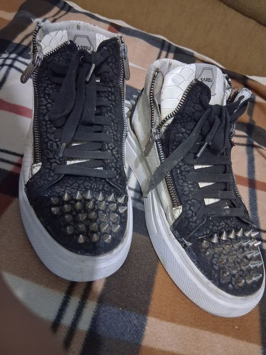 Adidași tip Louboutin cu țepi, mărimea 42