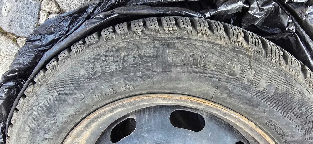 Продавам зимни гуми с железни джанти R15 - 4 броя