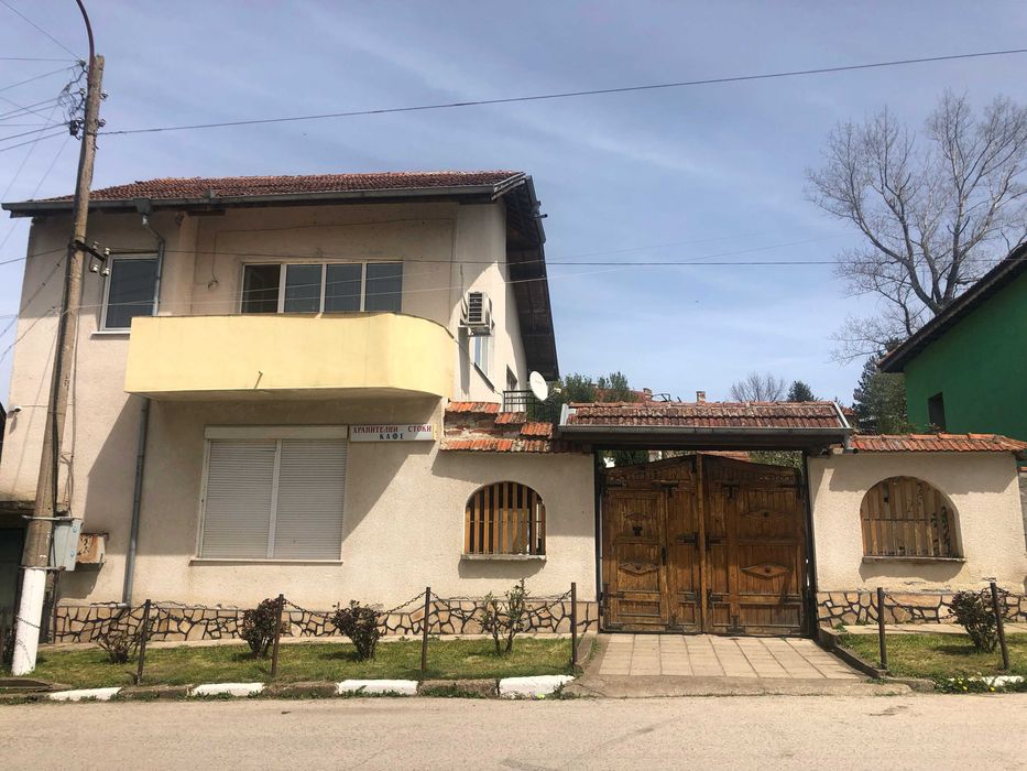 Продавам двуетажна къща