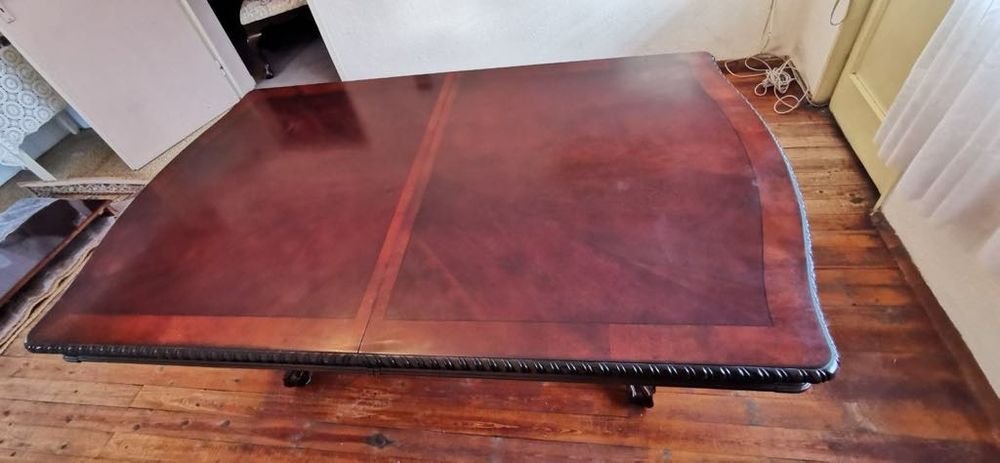 Трапезна маса със столове.