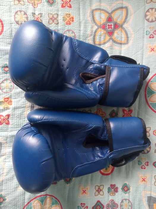 Продаю боксёрские перчатки с шлемом