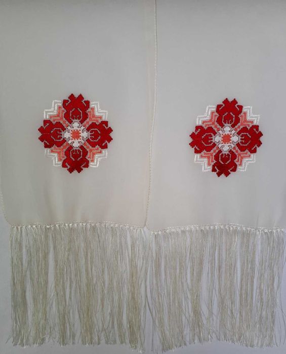 Уникални ръчно бродирани копринени шалове с автентичен български мотив