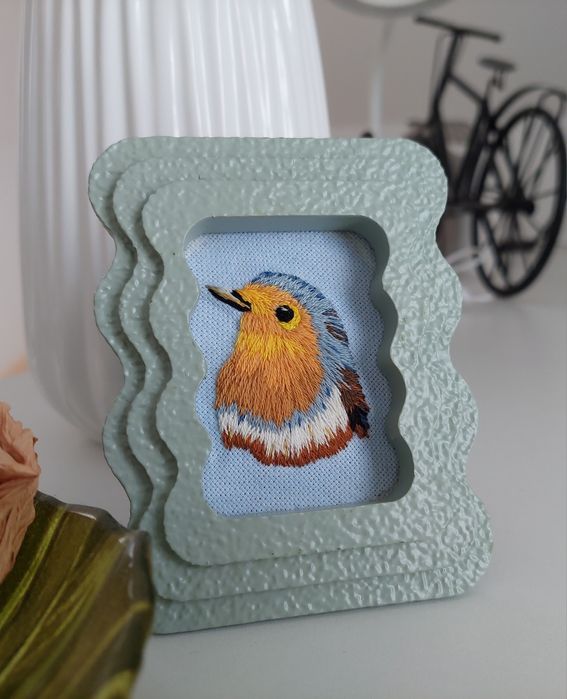 Tablou brodat manual – pasăre – piesă unicat