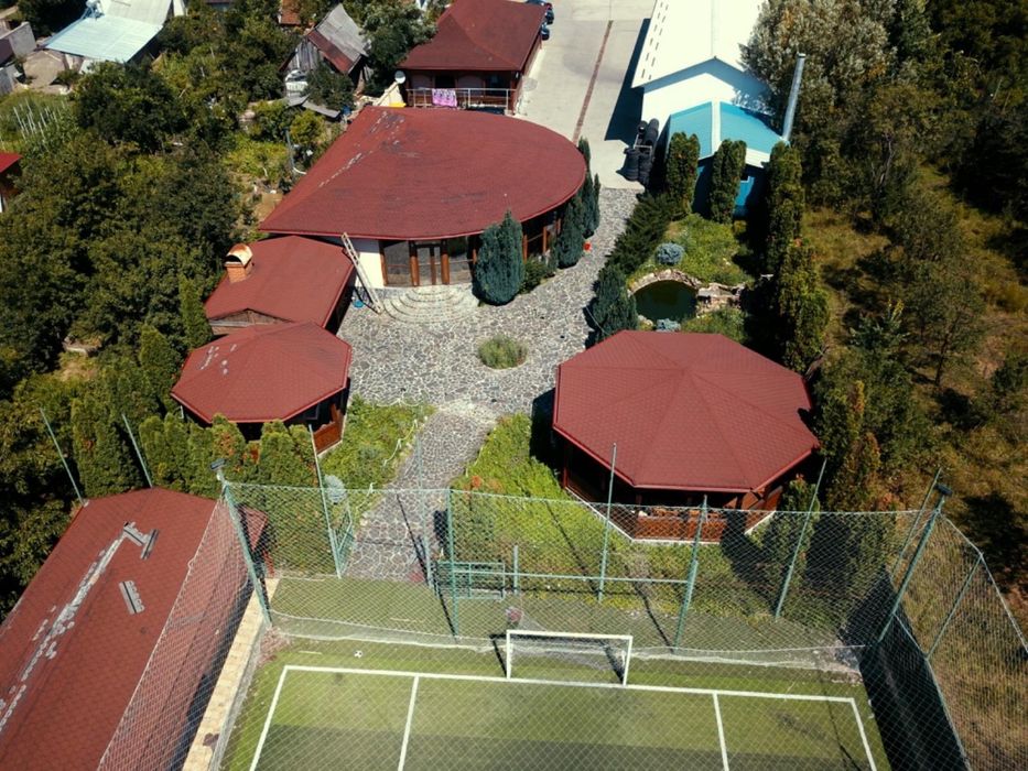Teren de vânzare cu hale, teren de fotbal și clădire de restaurant
