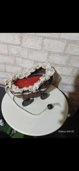 Стара плетена количка за кукла