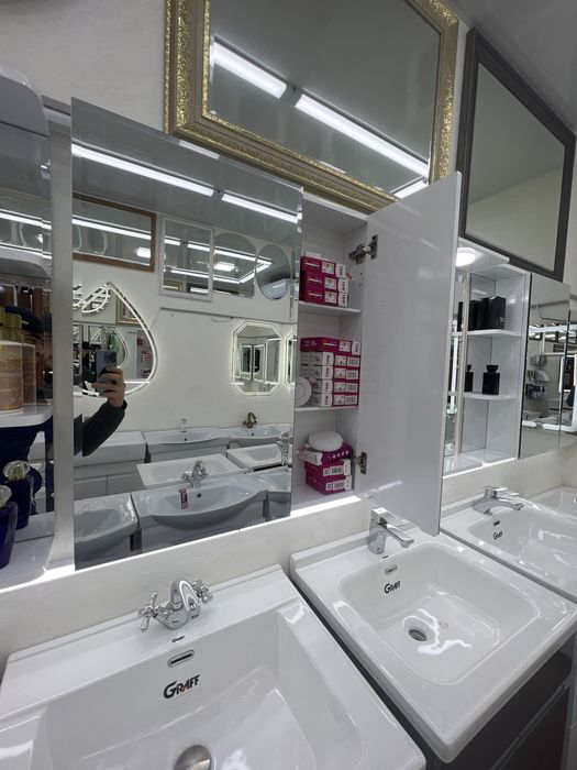 Зеркало со шкафом