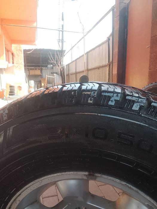 Шина с диском в отличном состоянии ,летние . Нокян