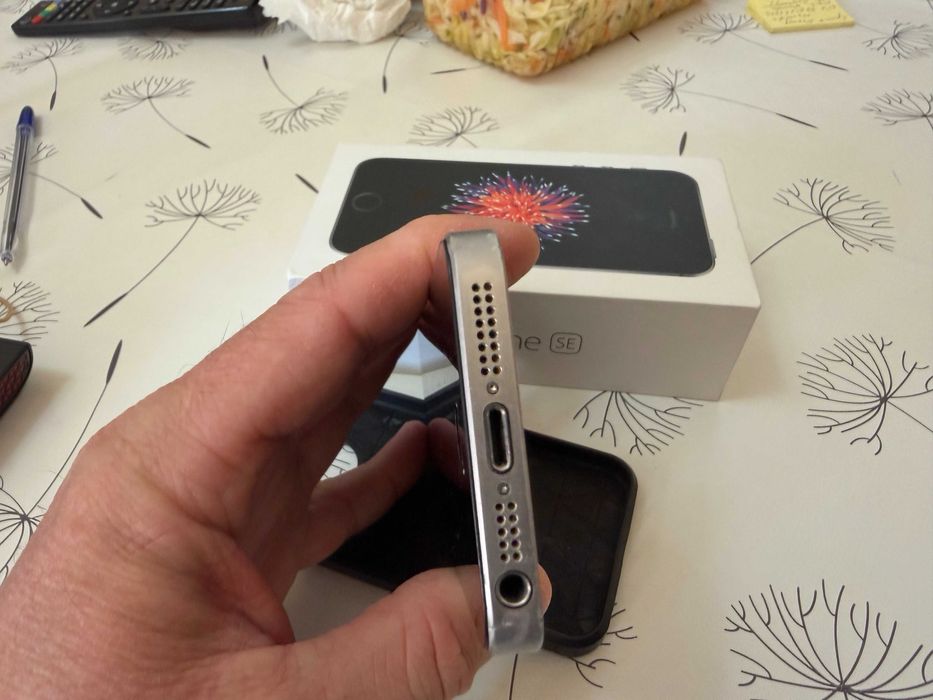 iphone SE 64 GB .