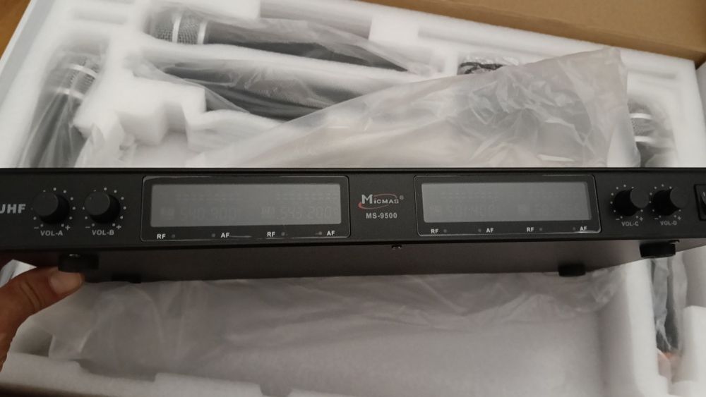 Set karaoke cu 4 microfoane wireless