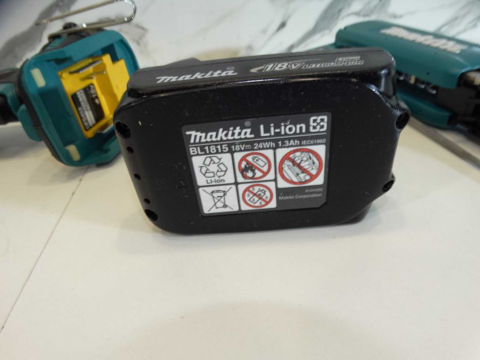 Makita DFS452 + магазин  - Винтоверт за гипсокартон