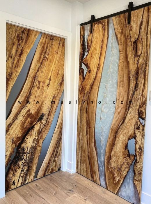 Маса от естествено дърво и епоксидна смола